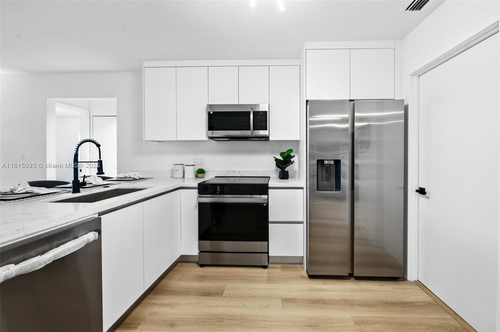 679 Southwest 17th Court Boca Raton, FL 33486 - Photo 6 of 18 Kitchen