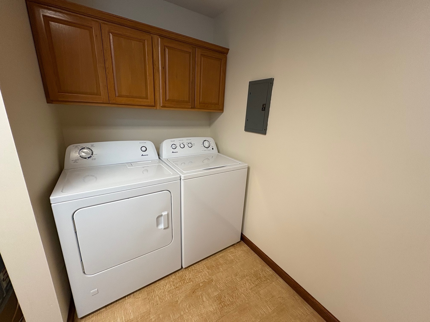 309 Cedar Drive Clinton, IL 61727 - Photo 20 of 20 a utility room with dryer and washer