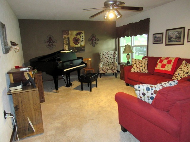309 Cedar Drive Clinton, IL 61727 - Photo 4 of 20 a living room with furniture and a large window