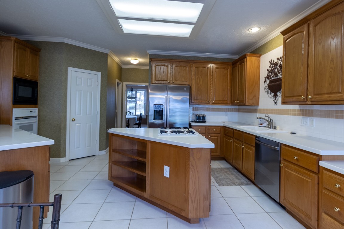 5718 Oakmoss Trail Spring, TX 77379 - Photo 15 of 50 Solid-surface counters with ample cabinet storage and seamless views into the family room.