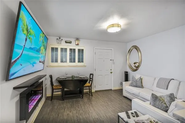 $180,000 | 816 Nashville Avenue, Unit E, New Orleans, LA 70115