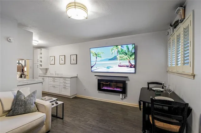 $189,000 | 816 Nashville Avenue, Unit E, New Orleans, LA 70115