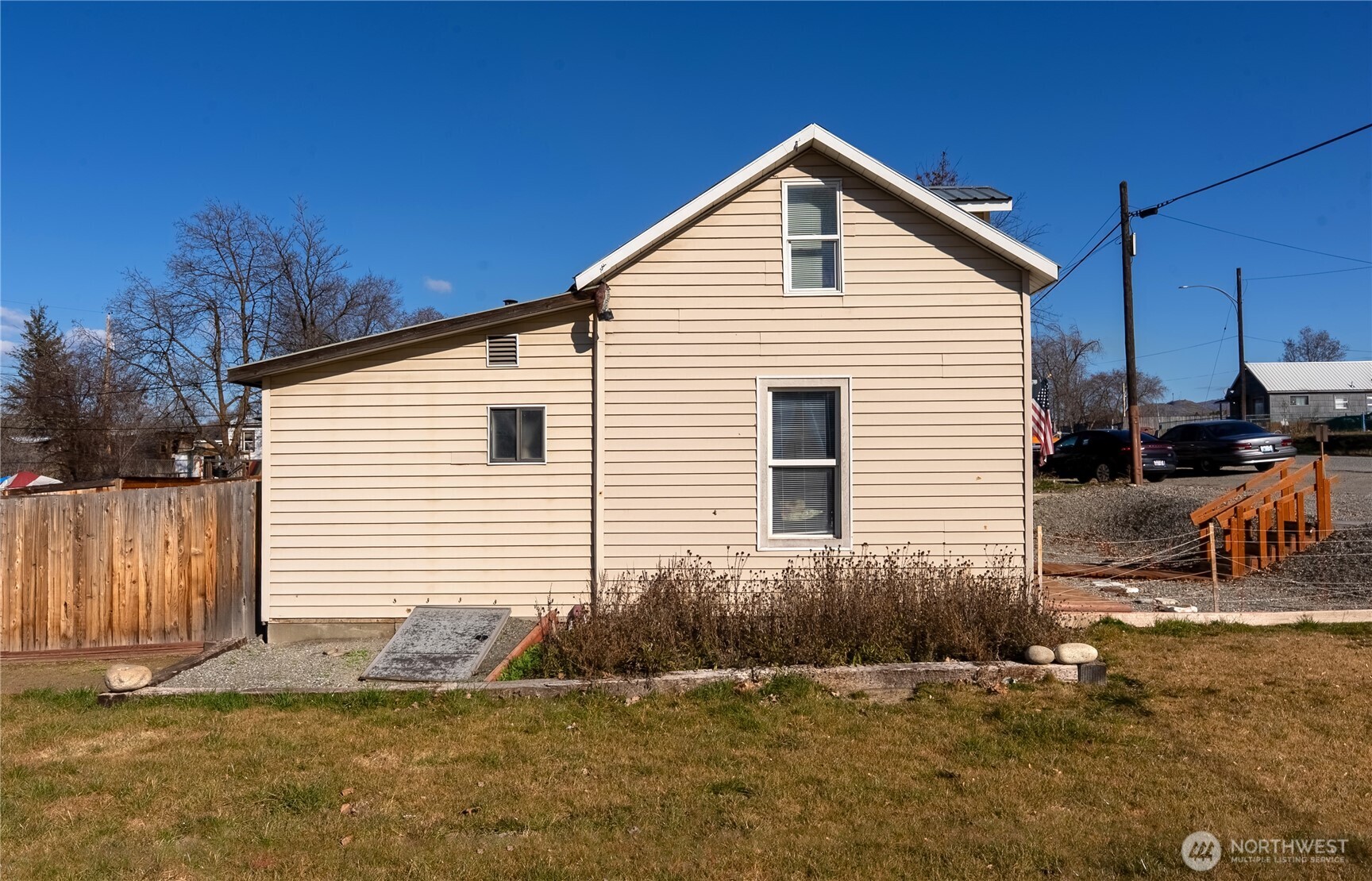 330 Edmonds Street Omak, WA 98841 - Photo 3 of 37