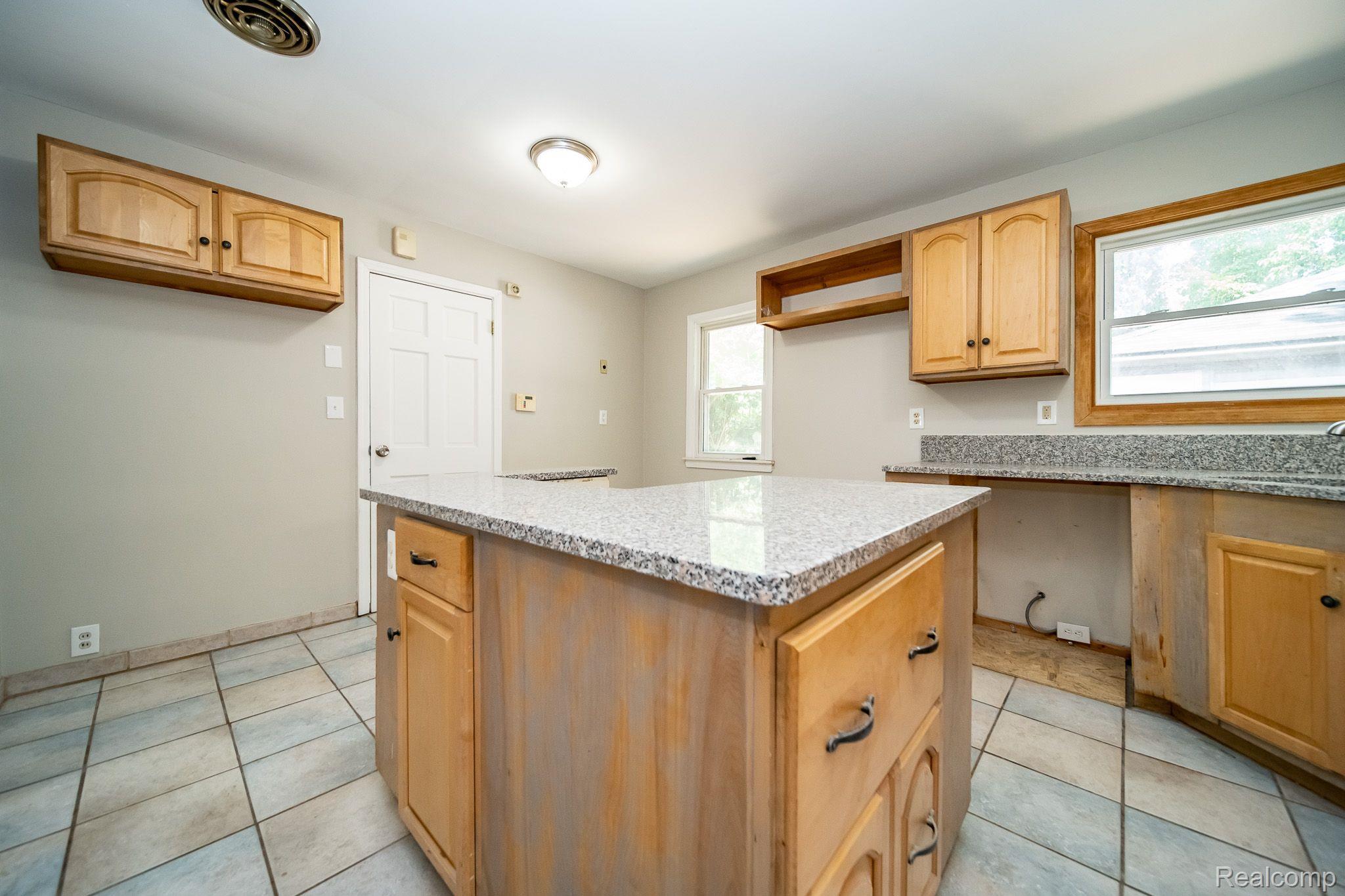20954 Greenview Road Southfield, MI 48075 - Photo 8 of 55 Gallery Image 8