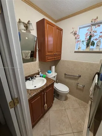 $679,999 | 6090 West 5th Lane, Hialeah, FL 33012