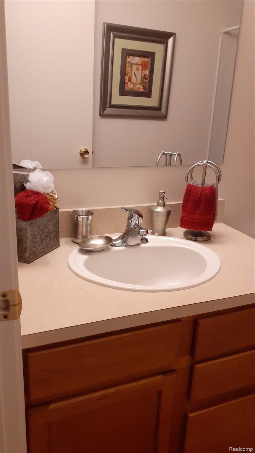 23438 Ridgeview Street, Unit 5 Taylor, MI 48180 - Photo 10 of 13 2nd Floor Full Bath