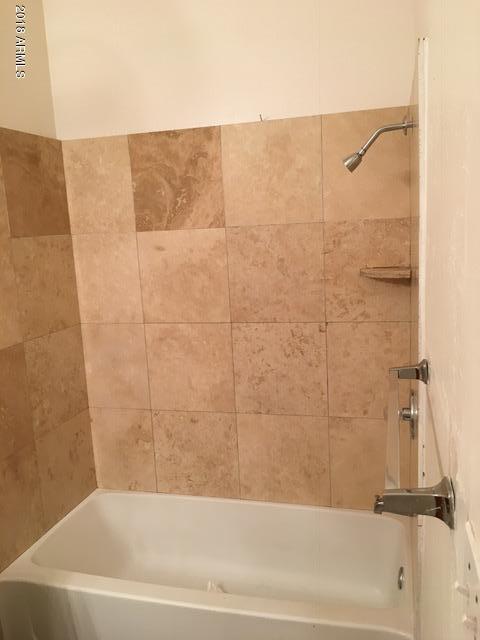 7110 North 68th Avenue, Unit 1 Glendale, AZ 85303 - Photo 16 of 22 a bathroom with a bathtub