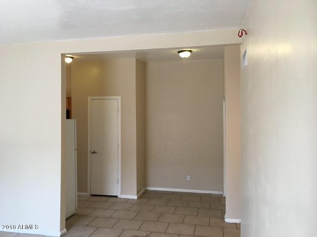 7110 North 68th Avenue, Unit 1 Glendale, AZ 85303 - Photo 7 of 22 a view of a bathroom with shower