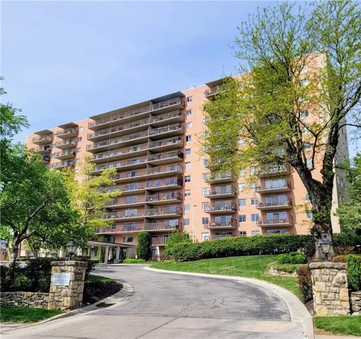 $329,950 | 4550 Warwick Boulevard, Unit 210211, Kansas City, MO 64111
