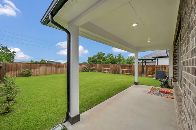 a view of a house with a outdoor area