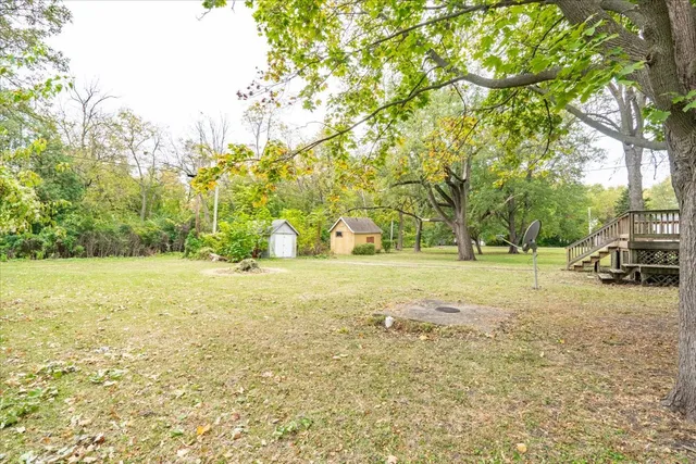 a view of yard with tree