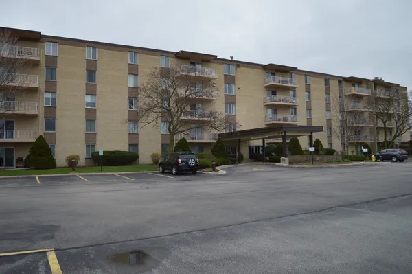 $300,000 | 110 West Butterfield Road, Unit 402S, Elmhurst, IL 60126