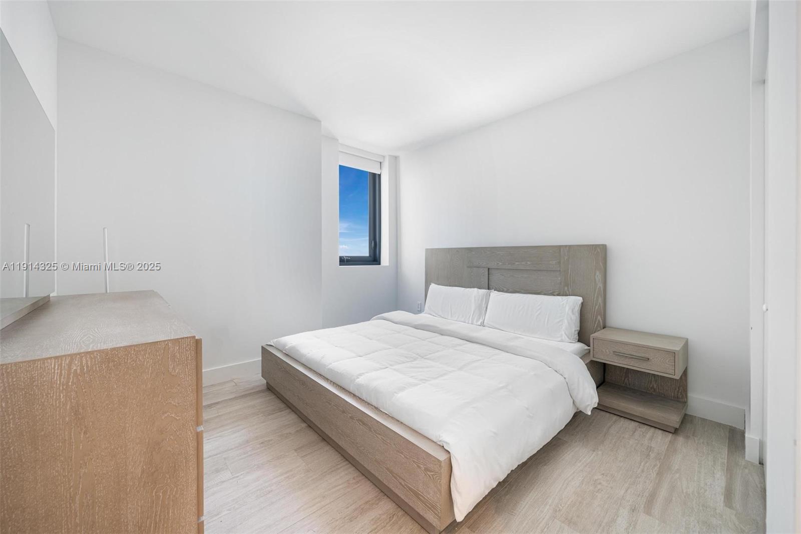 121 Northeast 34th Street, Unit 2109 Miami, FL 33137 - Photo 14 of 19 a bedroom with a bed and a window