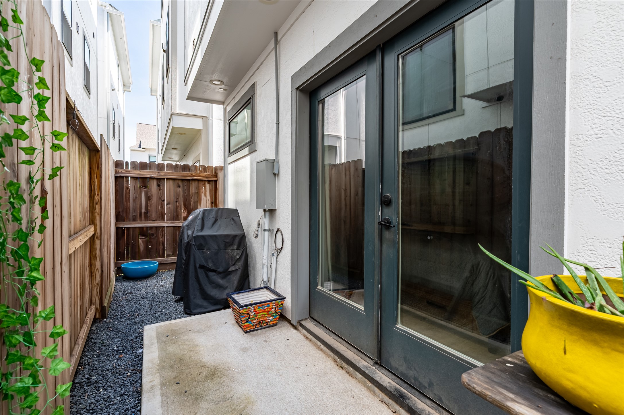 1747 Ojeman Spring Lane Houston, TX 77055 - Photo 18 of 22 a view of balcony with couch