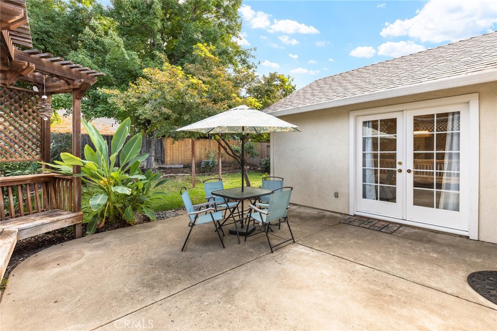 1517 Ridgebrook Way Chico, CA 95928 - Photo 21 of 28 a backyard of a house with table and chairs