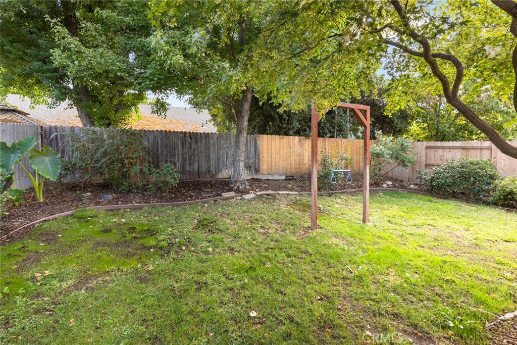1517 Ridgebrook Way Chico, CA 95928 - Photo 23 of 28 a backyard of a house with lots of plants and tree