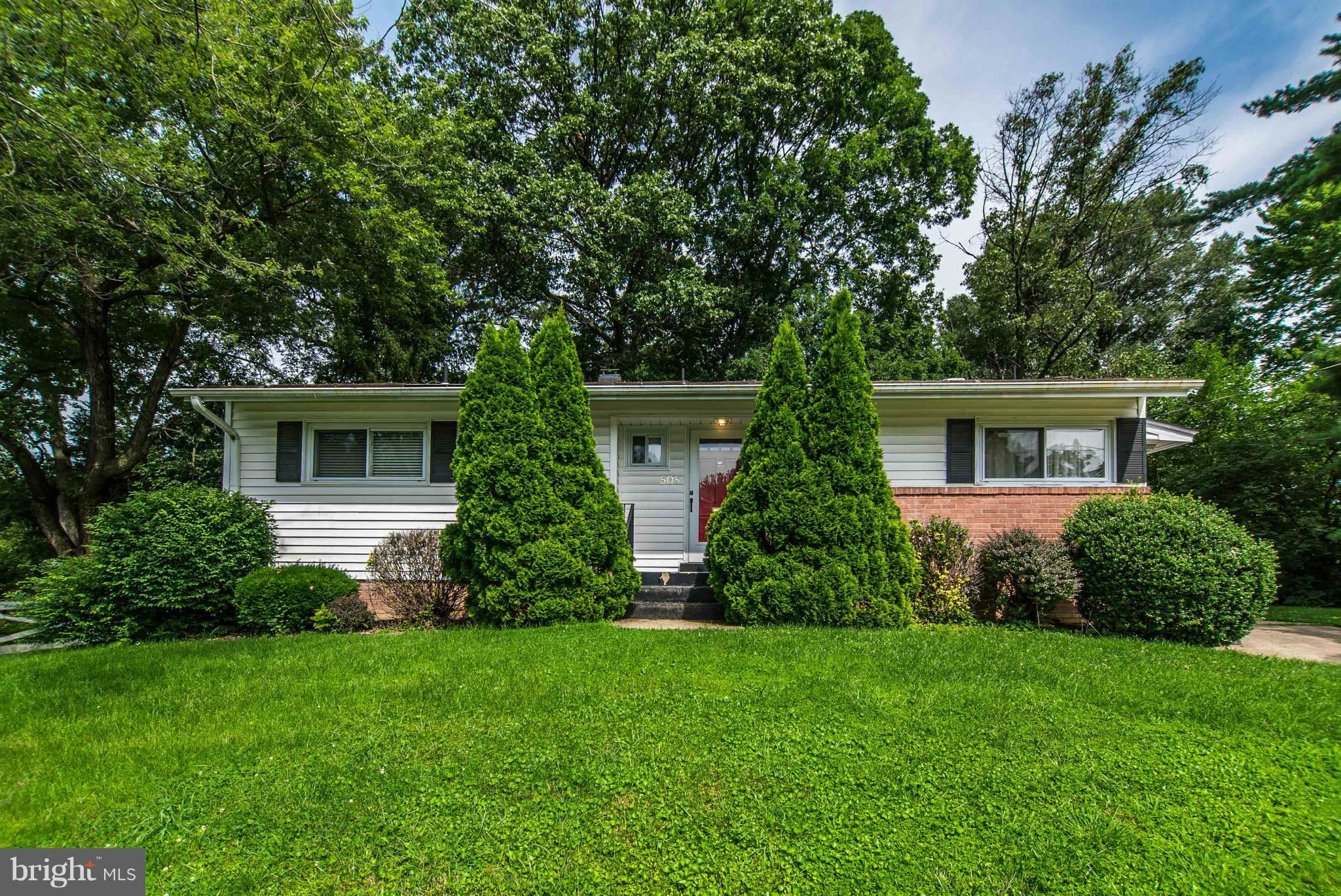 a view of a house with backyard and garden