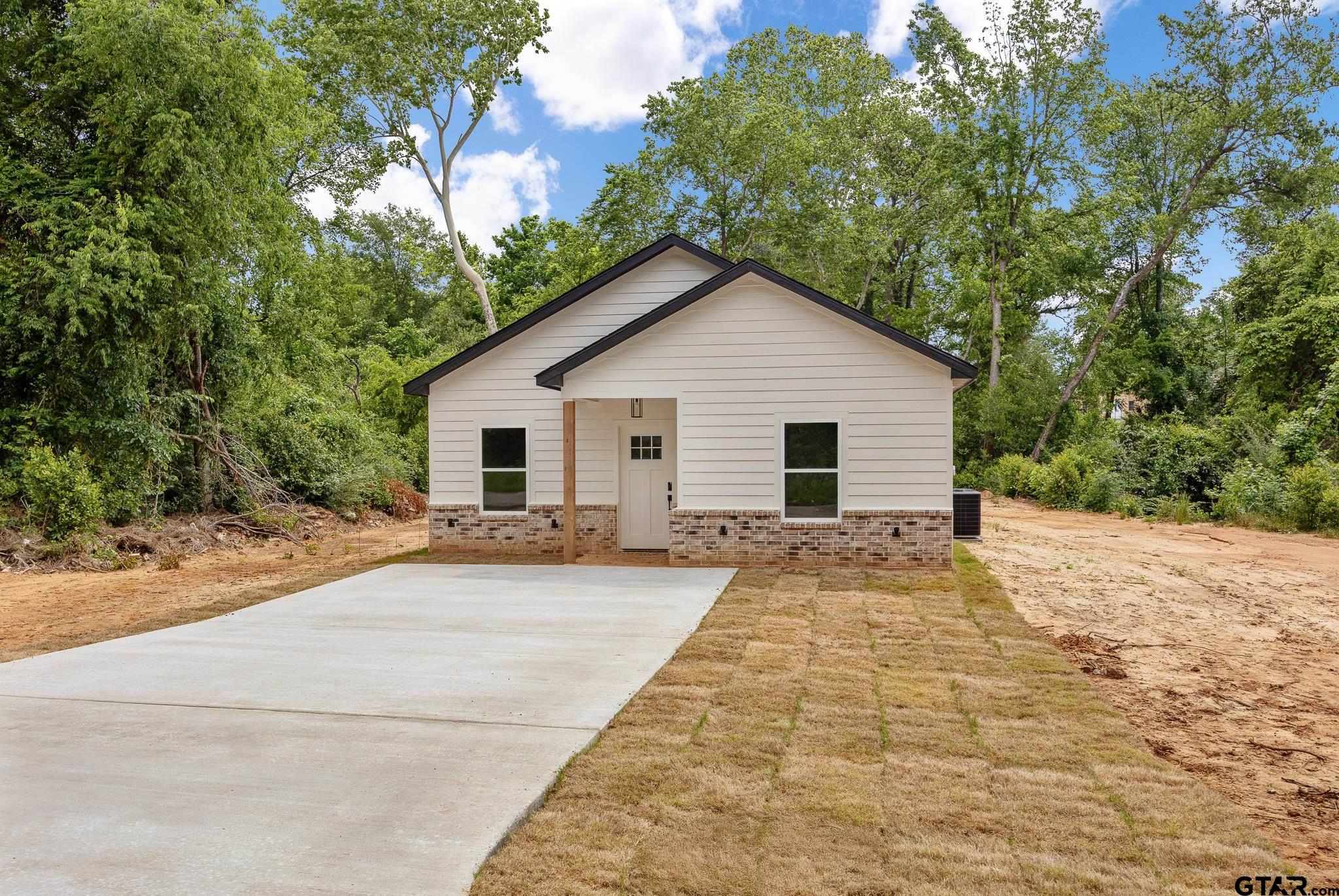726 Boyd Avenue Tyler, TX 75701 - Photo 2 of 28 a view of a backyard of the house
