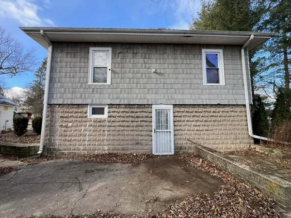 $114,500 | 137 North Stewart Avenue, Freeport, IL 61032