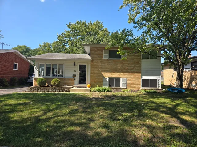 $2,780 | 714 North Eastwood Avenue, Mount Prospect, IL 60056