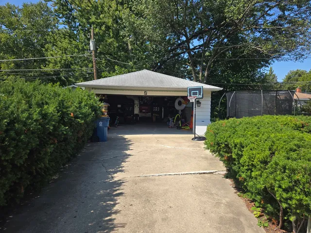 $2,780 | 714 North Eastwood Avenue, Mount Prospect, IL 60056