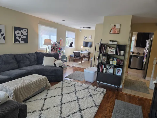 $2,780 | 714 North Eastwood Avenue, Mount Prospect, IL 60056