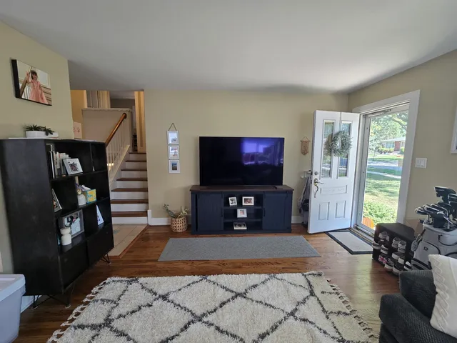 $2,780 | 714 North Eastwood Avenue, Mount Prospect, IL 60056