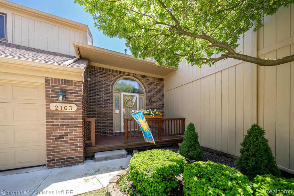 2163 Rochelle Park Drive Rochester Hills, MI 48309 - Photo 3 of 35