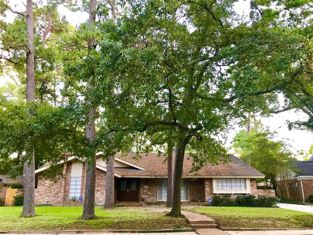 This spacious rental home is located in the sought after neighborhood of Frostwood. The home has a new HVAC system, concrete driveway and sprinkler system (2019). The family room has a high ceiling, tile floors,and is open to the kitchen area. The home has tile & wood flooring throughout and white & light gray paint. It is available now for one year or longer lease.