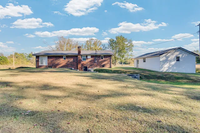a view of a house with a yard