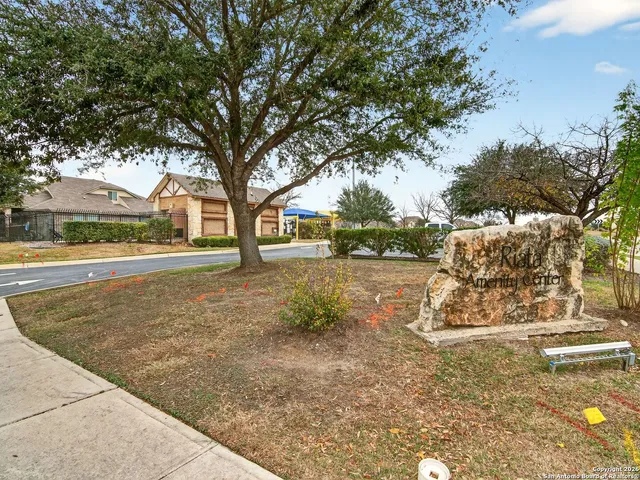 a view of yard with tree