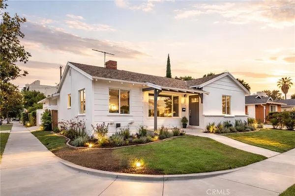 a view of a house with a backyard