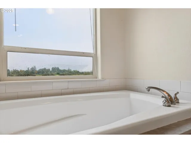 $470,000 | 29 East Little Island Road, Cathlamet, WA 98612