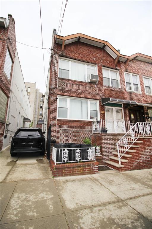 a car parked in front of a white house