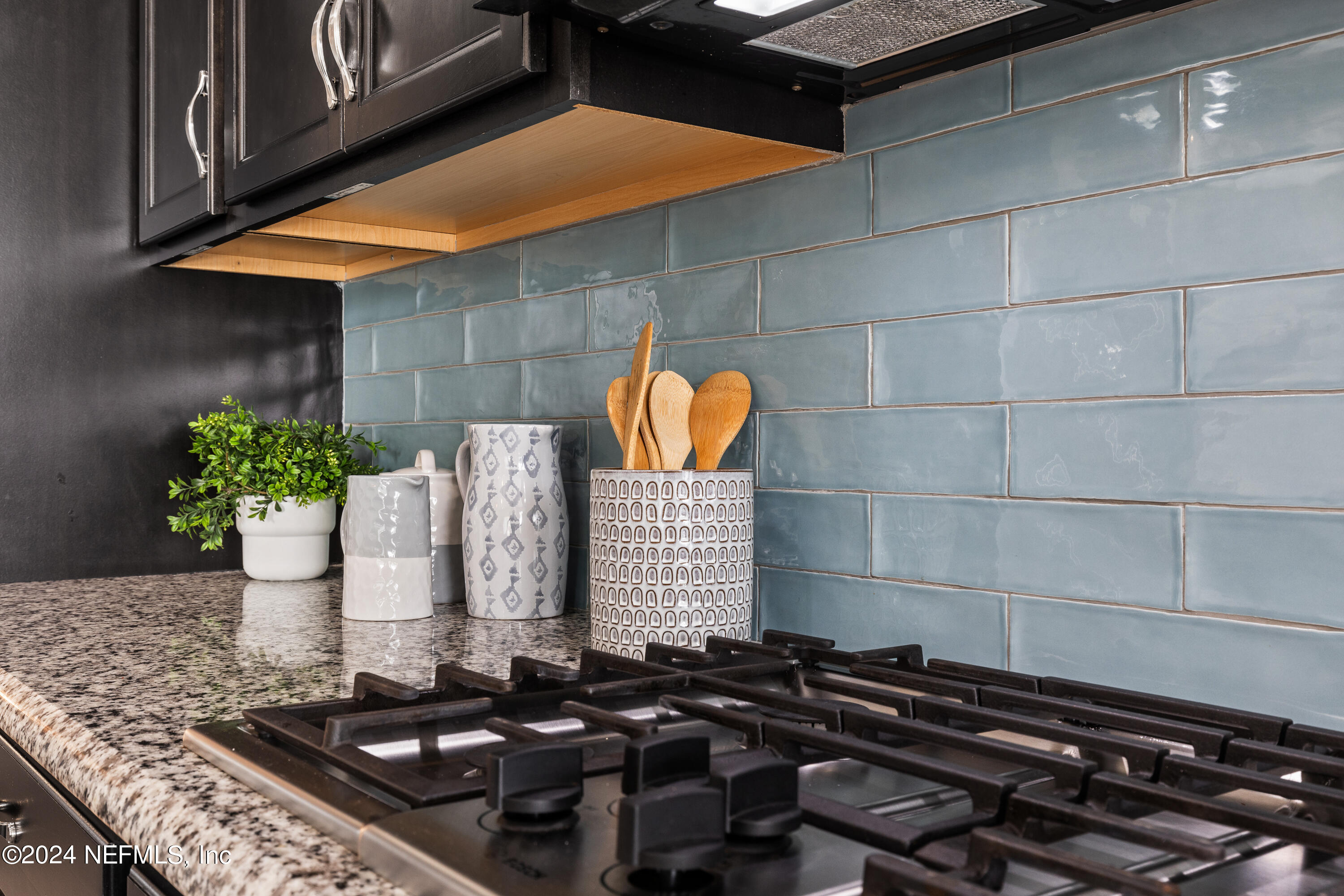 143 Willow Lake Drive St. Augustine, FL 32092 - Photo 6 of 45 a kitchen with a sink and a stove