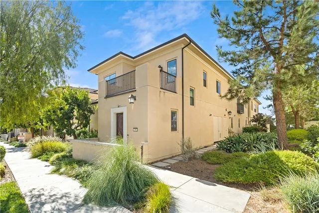 a view of backyard of the house