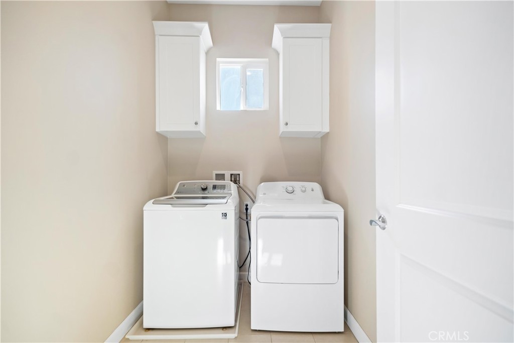199 Follyhatch Irvine, CA 92618 - Photo 21 of 32 a utility room with dryer and washer