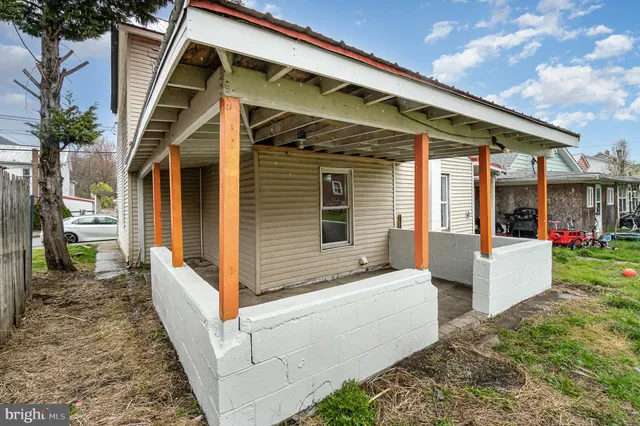 a view of house with a outdoor space
