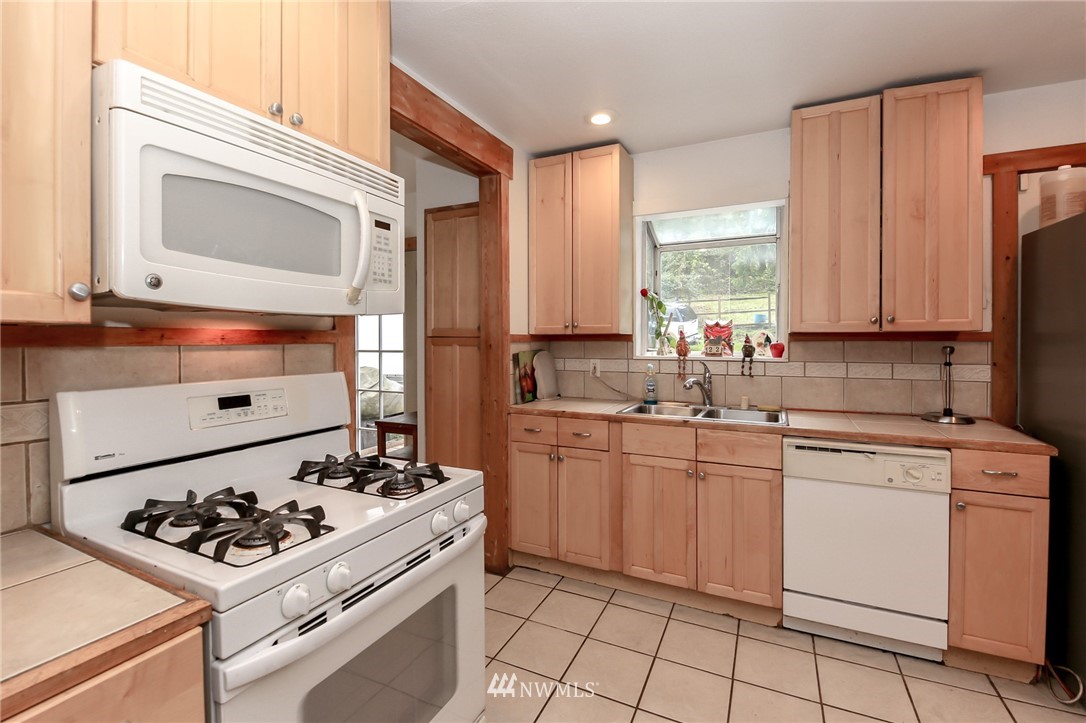 17533 Southeast Covington Sawyer Road Kent, WA 98042 - Photo 11 of 25 Gallery Image 11