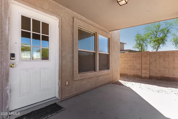 a view of a backyard