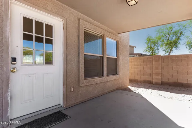 a view of a backyard