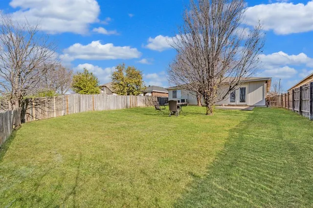 a view of a yard with a house