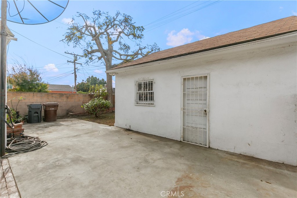 1615 North Van Ness Avenue Compton, CA 90221 - Photo 34 of 36 a view of backyard and a garage