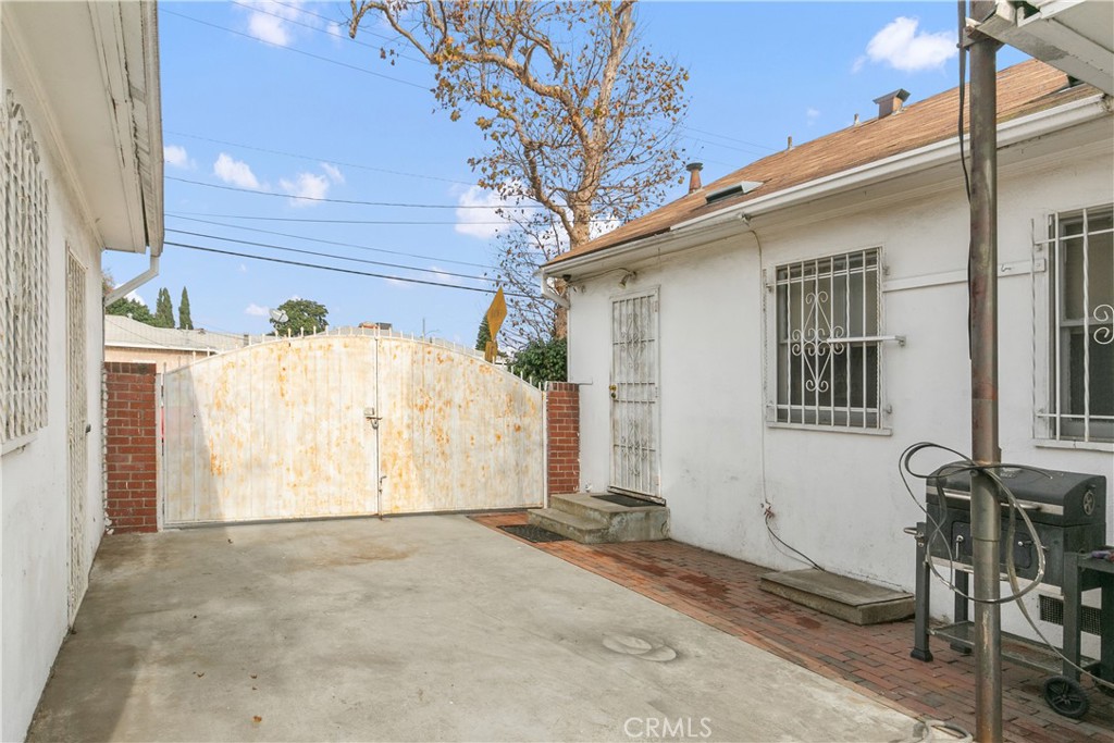 1615 North Van Ness Avenue Compton, CA 90221 - Photo 35 of 36 a view of a house with a snow on the road