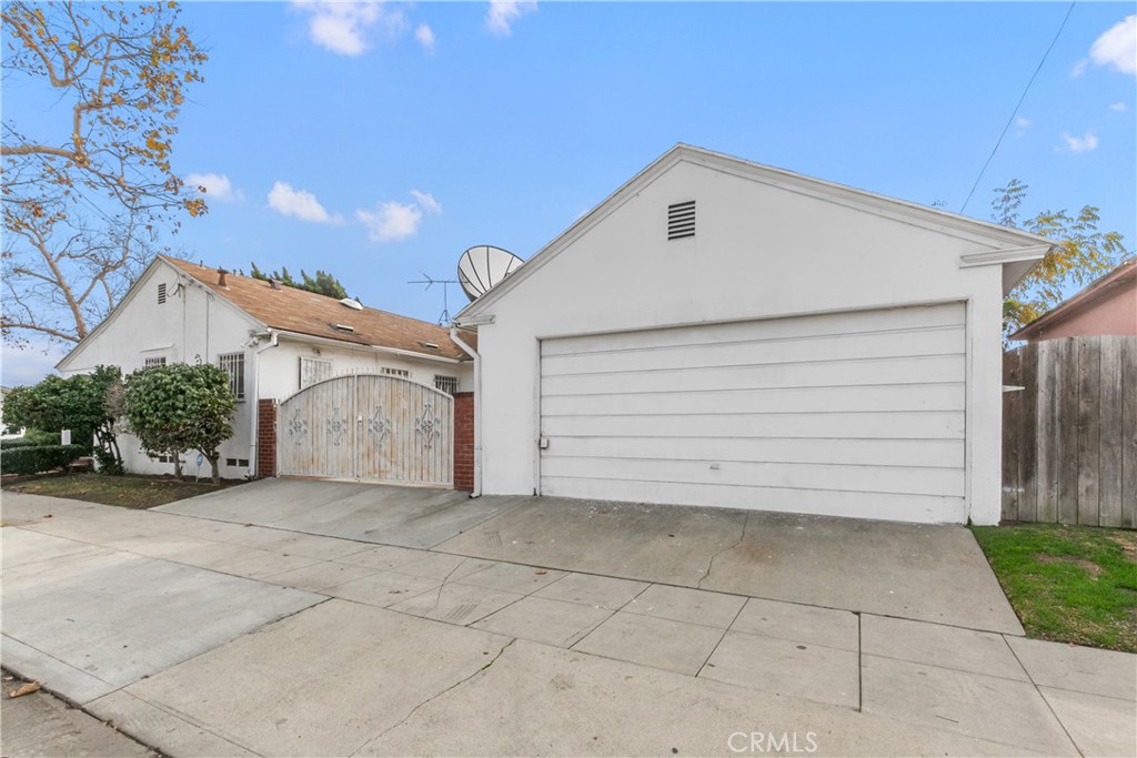 1615 North Van Ness Avenue Compton, CA 90221 - Photo 36 of 36 a view of a garage