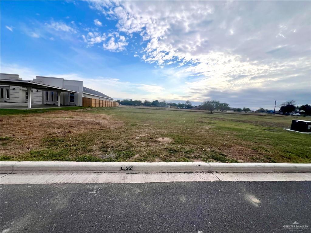 a view of a big room with a big yard