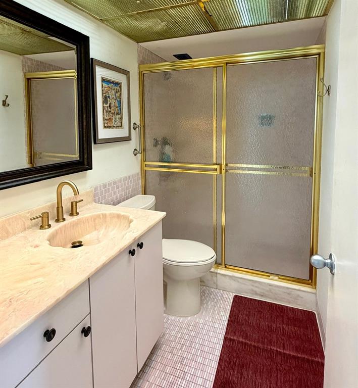 133 North Pompano Beach Boulevard, Unit 911 Pompano Beach, FL 33062 - Photo 14 of 21 a bathroom with a sink and a mirror