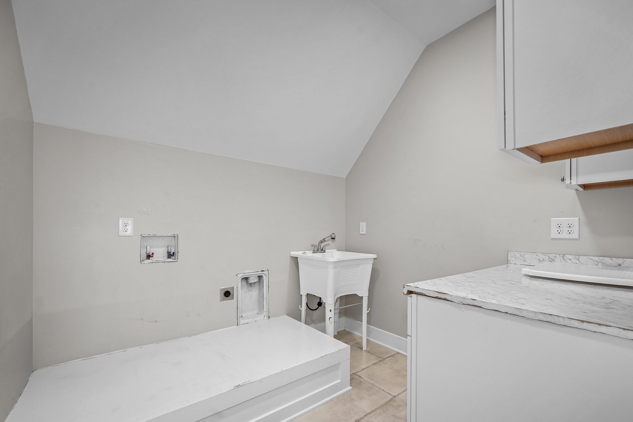 5296 Cross Plains Road White House, TN 37188 - Photo 37 of 87 a room with a bed and table