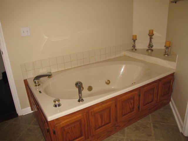 180 Bankshire Road Beechgrove, TN 37018 - Photo 12 of 20 Whirlpool tub in master bath