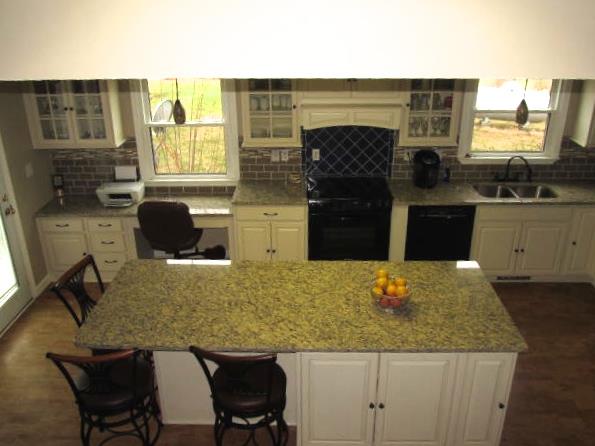 180 Bankshire Road Beechgrove, TN 37018 - Photo 9 of 20 Breakfast bar in kitchen